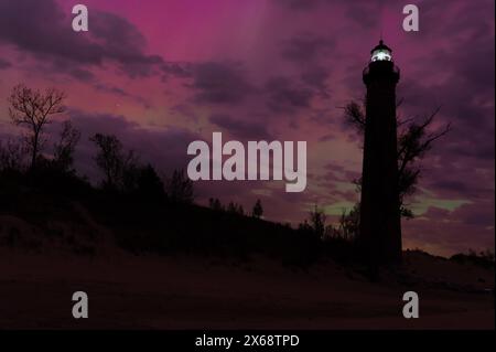 Nordlichter leuchten hinter dem Little Sable Point Lighthouse in Mears Michigan Stockfoto