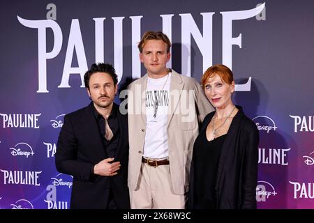 Schauspieler Dimitrij Schaad Rolle: Tammo, Schauspieler Ludger Bökelmann Rolle: Lukas und Schauspielerin Andrea Sawatzki Rolle: Lilith beim Fotocall zur Premiere der Coming-of-Age-Mysteryserie Pauline von Disney im Residenz-Kino. Köln, 13.05.2024 NRW Deutschland *** Schauspieler Dimitrij Schaad als Tammo, Schauspieler Ludger Bökelmann als Lukas und Schauspielerin Andrea Sawatzki als Lilith bei der Premiere der Disneys Coming of Age Mystery Serie Pauline in der Residenz Kino Köln, 13 05 2024 NRW Deutschland Copyright: XChristophxHardtx Stockfoto