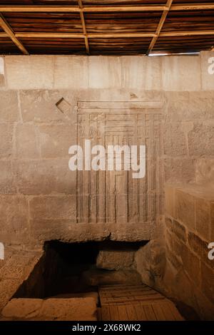 Geschnitzte Tür in Gizeh, Eingang zum antiken Grab. Stockfoto