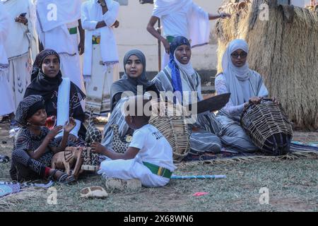 Mogadischu, Somalia. Mai 2024. Menschen, die traditionelle Kleidung tragen, nehmen am 11. Mai 2024 an einer Veranstaltung der Kulturwoche der SIMAD Universität in Mogadischu, Somalia, Teil. Inmitten der lebhaften Farben und rhythmischen Beats auf dem Hauptcampus der SIMAD University tanzte eine Gruppe von Jungen in traditionellem weiß energisch, ihre Bewegungen stimmten mit den Herzklopfen somalischer Volksmusik überein. Die Szene entfaltete sich vor dem Hintergrund traditioneller somalischer Speisen und Pferde im Rahmen der Kulturwoche der Universität, die am Samstag begann. Quelle: Hassan Bashi/Xinhua/Alamy Live News Stockfoto