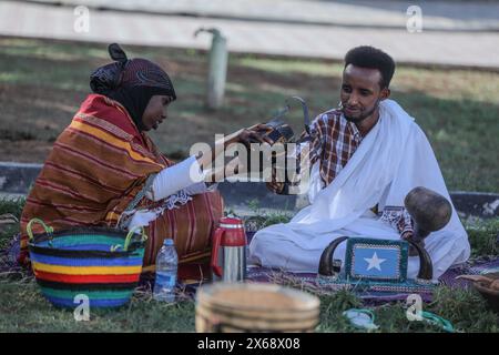 Mogadischu, Somalia. Mai 2024. Menschen, die traditionelle Kleidung tragen, nehmen am 11. Mai 2024 an einer Veranstaltung der Kulturwoche der SIMAD Universität in Mogadischu, Somalia, Teil. Inmitten der lebhaften Farben und rhythmischen Beats auf dem Hauptcampus der SIMAD University tanzte eine Gruppe von Jungen in traditionellem weiß energisch, ihre Bewegungen stimmten mit den Herzklopfen somalischer Volksmusik überein. Die Szene entfaltete sich vor dem Hintergrund traditioneller somalischer Speisen und Pferde im Rahmen der Kulturwoche der Universität, die am Samstag begann. Quelle: Hassan Bashi/Xinhua/Alamy Live News Stockfoto