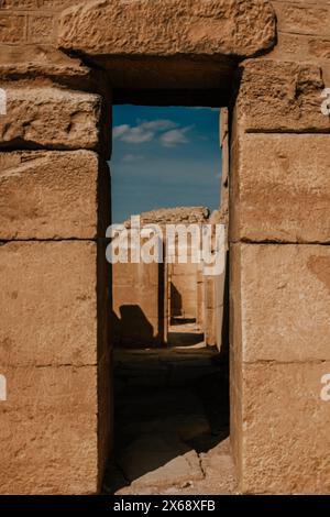 Alte Tür führt durch Steinruinen in Sakkara, Ägypten unter klarem Himmel Stockfoto