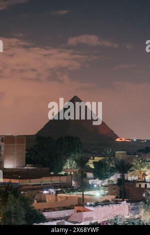 Blick über die Pyramide in Gizeh bei Sonnenuntergang. Ägypten Stockfoto