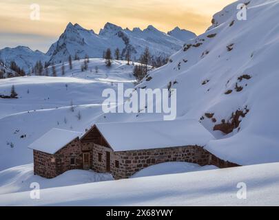 Italien, Venetien, Provinz Belluno, Falcade, Pradazzo Hütte nahe dem Valles, im Hintergrund der Lagorai Bergkamm, Dolomiten Stockfoto