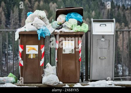 Mülltonnen voller Säcke, verlassener Müll, Mangel an Bürgersinn Stockfoto