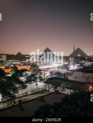 Blick über die Pyramide in Gizeh bei Sonnenuntergang. Ägypten Stockfoto