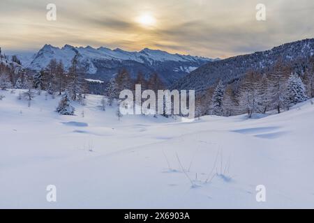 Italien, Trentino, Provinz Trient, Valles Pass, das Tal mit dem Bergkamm Lagorai im Hintergrund, Dolomiten Stockfoto