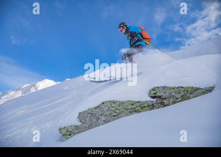 Italien, Südtirol, autonome Provinz Bozen, Ahrntal, Skibergsteigerskier auf Neuschnee vom Giogo di Wolkenstein/Mühlwalder Joch im Ahrntal Stockfoto