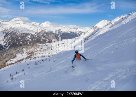 Italien, Südtirol, autonome Provinz Bozen, Ahrntal, Skibergsteigerskier auf Neuschnee vom Giogo di Wolkenstein/Mühlwalder Joch im Ahrntal Stockfoto