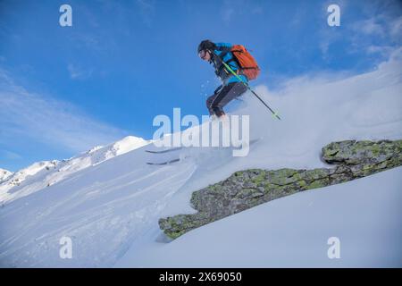 Italien, Südtirol, autonome Provinz Bozen, Ahrntal, Skibergsteigerskier auf Neuschnee vom Giogo di Wolkenstein/Mühlwalder Joch im Ahrntal Stockfoto