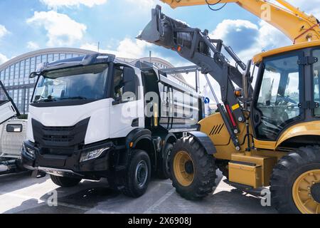 Schwere Baumaschinen während einer Arbeit. Stockfoto