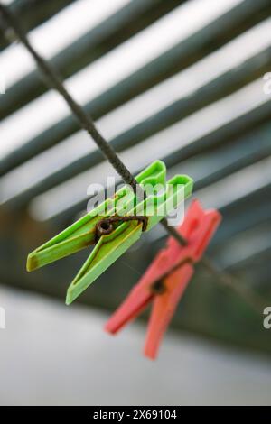 Rostige Wäscheschneide auf einer Wäscheleine, Nahaufnahme Stockfoto
