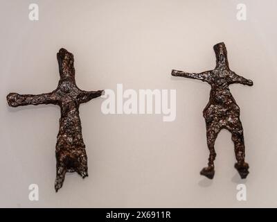 Eiserne Votivgaben, die einen Mann und eine Frau darstellen, Heiligtum der Atalayuelas von Fuerte del Rey, 2. Jahrhundert v. Chr., Iberisches Museum von Jaén, Andalusi Stockfoto
