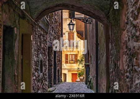 Enge Gassen im mittelalterlichen Dorf Rocchetta Nervina in Val Nervia, Ligurien, Italien, Europa Stockfoto