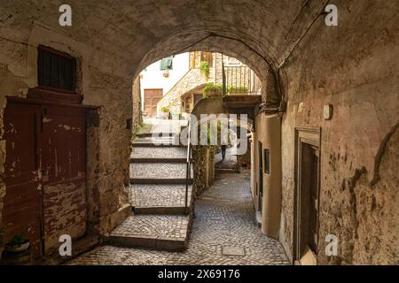 Enge Gassen im mittelalterlichen Dorf Rocchetta Nervina in Val Nervia, Ligurien, Italien, Europa Stockfoto