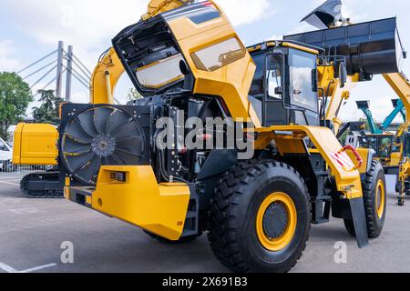 Bautraktor mit offener Haube. Stockfoto
