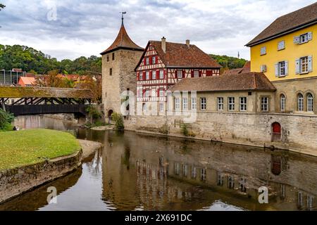 Sulferturm und Fachwerkhaus am Kocher in Schwäbisch Hall, Baden-Württemberg Stockfoto