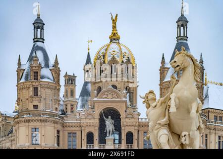 Reiterstatue - Obotrit, zähmt sein Pferd - Christian Friedrich Genschow und Schloss Schwerin in der Winterhauptstadt Schwerin, Mecklenburg-Vorpommern Stockfoto