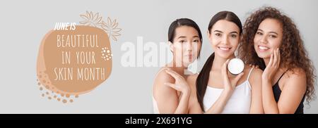 Banner für einen schönen Monat in Ihrer Haut mit jungen Frauen mit Kosmetikcreme Stockfoto