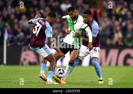 Aston Villa's Leon Bailey, Liverpool's Cody Gakpo und Aston Villa's Ezri Konsa (links-rechts) kämpfen um den Ball während des Premier League-Spiels im Villa Park, Birmingham. Bilddatum: Montag, 13. Mai 2024. Stockfoto