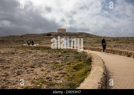 Paseo hacia la torre de Fornells, una de las más repräsentativas de la isla de Menorca, España Stockfoto