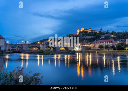 Main, Alte Mainbrücke und Festung Marienberg in der Abenddämmerung, Würzburg, Bayern, Deutschland Stockfoto