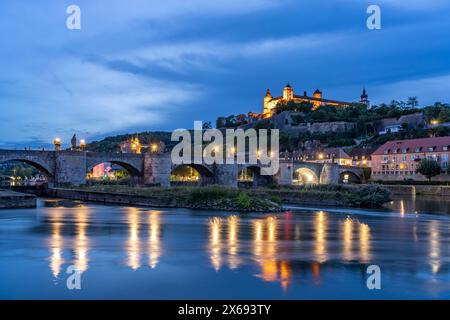 Main, Alte Mainbrücke und Festung Marienberg in der Abenddämmerung, Würzburg, Bayern, Deutschland Stockfoto