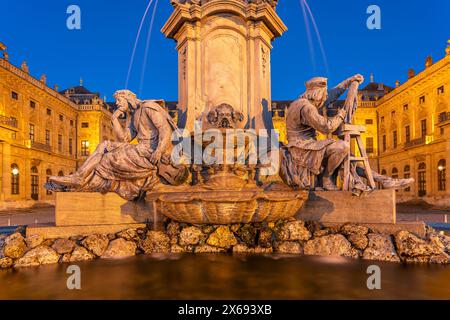 Frankoniabrunnen mit Walther von der Vogelweide und Tilman Riemenschneider vor der Würzburger Residenz in der Abenddämmerung, Würzburg, Bayern Stockfoto