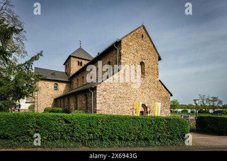 Dreischiffige romanische Kirche in Mittelheim im Rheingau in Hessen, der ältesten Kirche des Rheingaus St. Aegidius gewidmet, Stockfoto