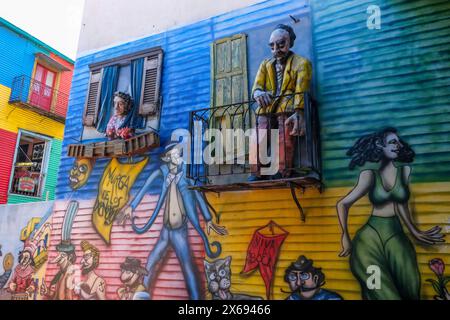 La Boca, Buenos Aires, Argentinien, bunt bemalte Häuser im Hafenviertel rund um die El Caminito Gasse. Figuren argentinischer Persönlichkeiten begrüßen Sie an der Fassade des Kulturzentrums Stockfoto