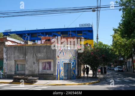 La Boca, Buenos Aires, Argentinien, in Blau und Gelb das Stadion La Bombonera, La Boca entwickelte sich Ende des 19. Jahrhunderts zu einem Viertel italienischer Einwanderer, die überwiegend als Industriearbeiter arbeiteten Stockfoto