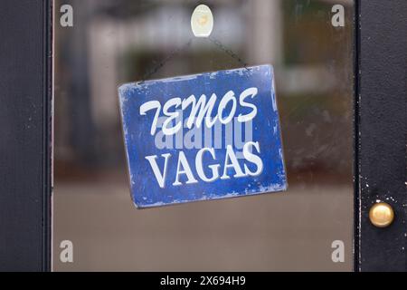 Rotes offenes Schild mit portugiesischer Aufschrift: 'Temos vagas', was auf Englisch bedeutet: 'Wir haben freie Stellen'. Stockfoto