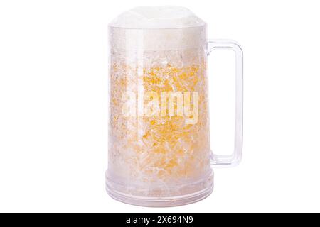 Voller Bierkrug mit Bierschaum und ergonomischem Griff isoliert auf weißem Hintergrund mit Kopierraum Stockfoto