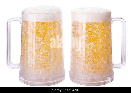 Zwei volle Bierbecher mit Bier und Schaum und ergonomischer Griff isoliert auf weißem Hintergrund mit Kopierraum Stockfoto