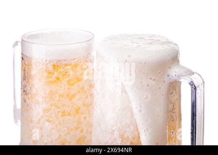 Nahaufnahme von zwei vollen Bierbecher mit Bier und fließendem Schaum mit ergonomischem Griff isoliert auf weißem Hintergrund mit Kopierraum Stockfoto