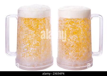 Zwei volle Bierbecher mit Bier und Schaum und ergonomischer Griff isoliert auf weißem Hintergrund mit Kopierraum Stockfoto