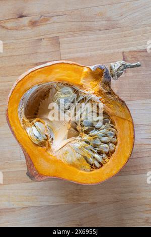 Zwei Hälften rohen Bio-Kürbis mit Samen, Food-Stilllife Stockfoto