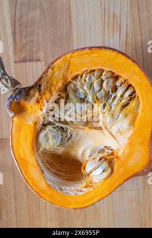 Zwei Hälften rohen Bio-Kürbis mit Samen, Food-Stilllife Stockfoto