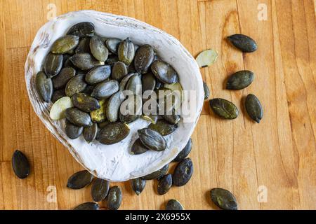 Kürbiskerne, Muschelschale als Schüssel, Stillleben Stockfoto