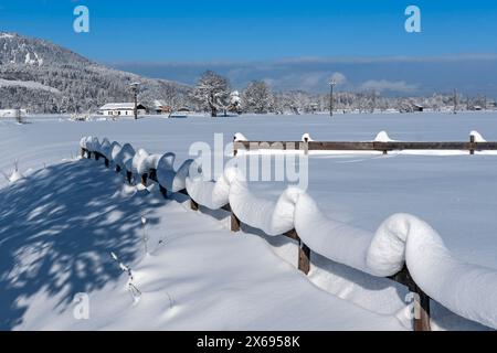 Sonthofen - Altstädten, Winterlandschaft im Illertal, welliger schneebedeckter Zaun am Fischbach Stockfoto