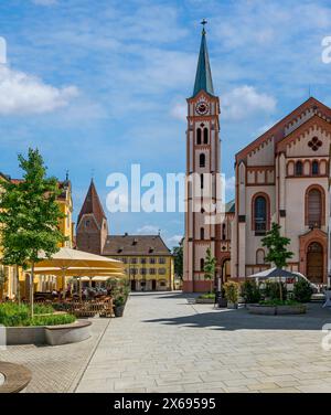 Weißenhorn, Blick vom Burgplatz auf den Kirchplatz mit der Pfarrkirche Mariä Himmelfahrt und dem alten Rathaus von 1761 Stockfoto