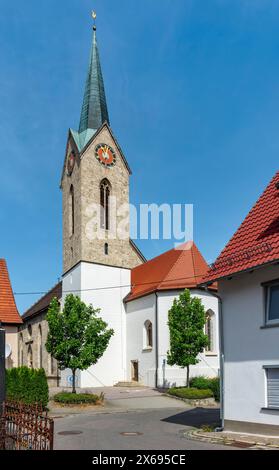 Deutschland, Baden-Württemberg, Reutlingen - Gönningen, die evangelische Peter-Paulus-Kirche wurde zwischen 1842 und 1844 im neogotischen Stil aus Gönninger Tuff nach Plänen des Reutlinger Baurats Johann Georg Rupp errichtet; der Chor und der untere Teil des Turms stammen noch aus der früheren Kirche Stockfoto