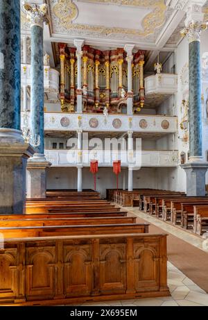 Babenhausen, barocke Pfarrkirche St. Andreas. Das Äußere der Kirche ist schlicht, der prächtige Chor mit seinen Kreuzrippen stammt aus der Gotik. Das Kirchenschiff in seiner barocken Pracht ist ein quadratischer Saalbau. Stockfoto