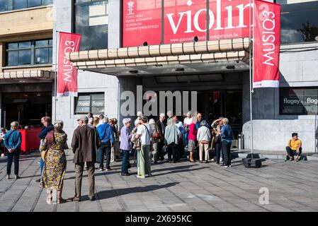 Ixelles, Region Brüssel, Belgien - 13. Mai 2024 - Menschen vor dem Flagey-Gebäude nach dem ersten Tag des Halbfinals des Königin-Elisabeth-Wettbewerbs für Violine Stockfoto