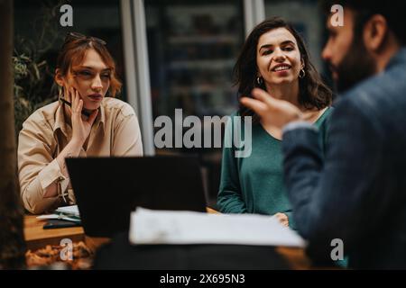 Unternehmerisches Team in einem zwanglosen Treffen in einem Café, in dem Startup-Unternehmensstrategien diskutiert werden Stockfoto