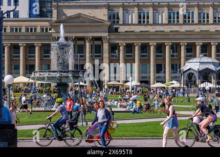 Südlicher Brunnen am Schlossplatz Stuttgart, Pavillon und Königsgebäude Frühlingsstimmung, lebhaft, sonnig Stockfoto