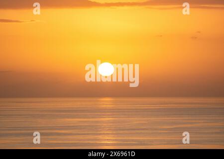 Guadeloupe, eine karibische Insel auf den französischen Antillen. Sonnenuntergang über dem Meer am Strand Grande Anse Stockfoto