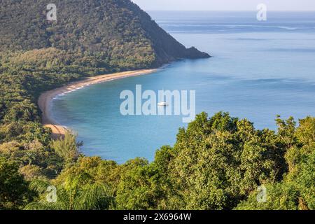 Guadeloupe, eine karibische Insel auf den französischen Antillen. Blick auf den Sandstrand von Guadeloupe. Karibische Urlaubslandschaft. Strand Grande Anse auf der Insel Basse-Terre. Eine abgeschiedene Bucht. Stockfoto