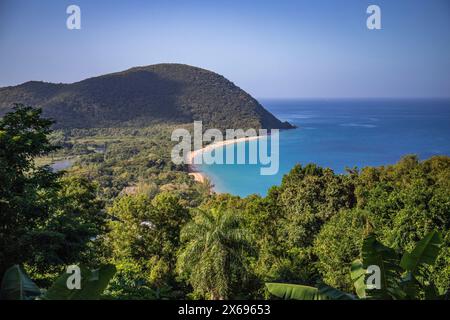 Guadeloupe, eine karibische Insel auf den französischen Antillen. Blick auf den Sandstrand von Guadeloupe. Karibische Urlaubslandschaft. Strand Grande Anse auf der Insel Basse-Terre. Eine abgeschiedene Bucht. Stockfoto