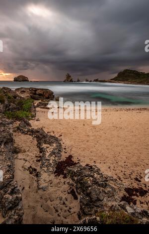 Pointe des Chateaux mit Blick auf Pointes des Colibris, raue Küste und Bucht bei dramatischem Sonnenaufgang. Guadeloupe, Französische Antillen in der Karibik Stockfoto